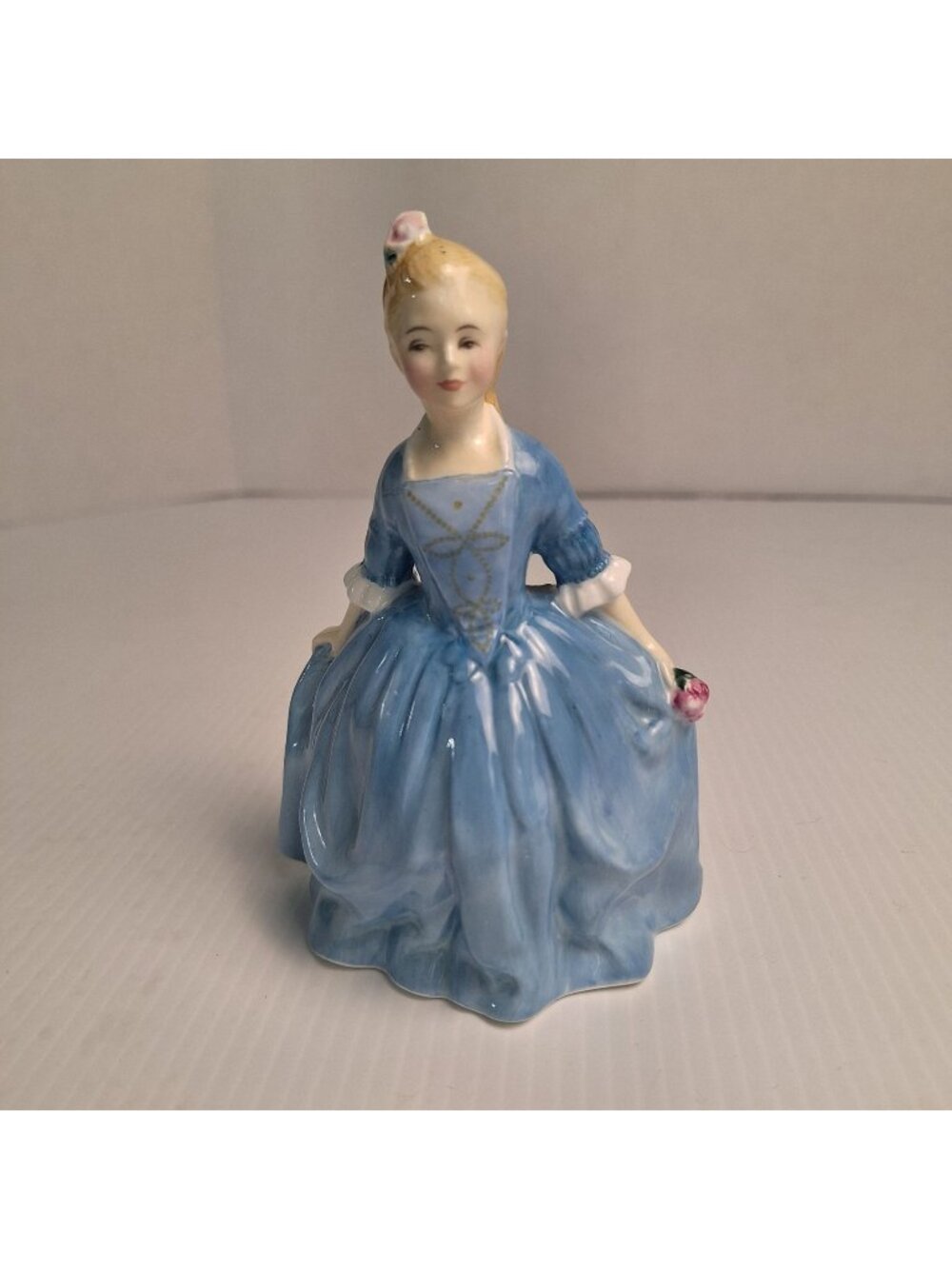 ROYAL DOULTON ENGLAND BONE CHINA "A CHILD FROM WILLIAMSBURG" HN 2154 FIGURINE